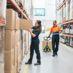 Operatori al lavoro nel magazzino logistico per lo stoccaggio delle merci